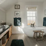 Een lichte badkamer met twee wastafels en een vrijstaand bad