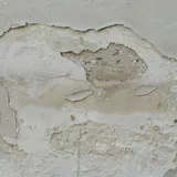 Pleister en verf die loskomen van een muur
