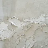 Afbladderende witte verf op een muur