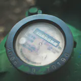 De wijzerplaat van een watermeter, van dichtbij