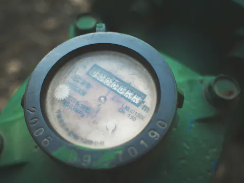 De wijzerplaat van een watermeter, van dichtbij
