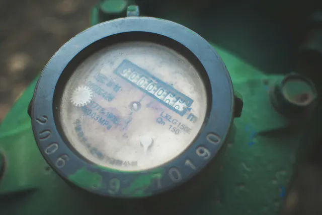 De wijzerplaat van een watermeter, van dichtbij